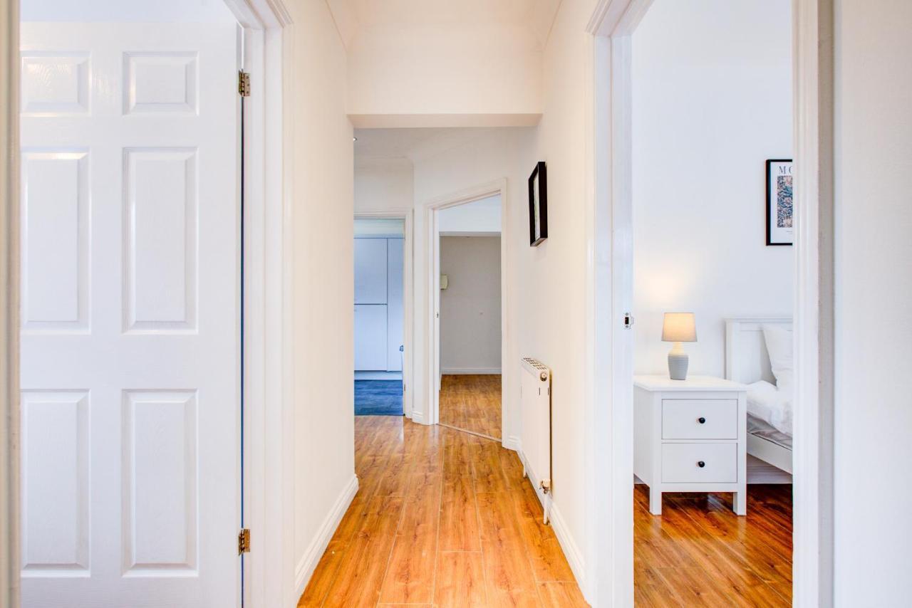 Stylish Two Bedroom Apartment With Free Parking! Ромфорд Екстер'єр фото
