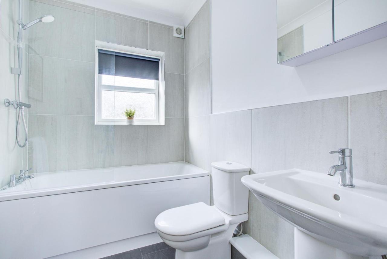 Stylish Two Bedroom Apartment With Free Parking! Ромфорд Екстер'єр фото