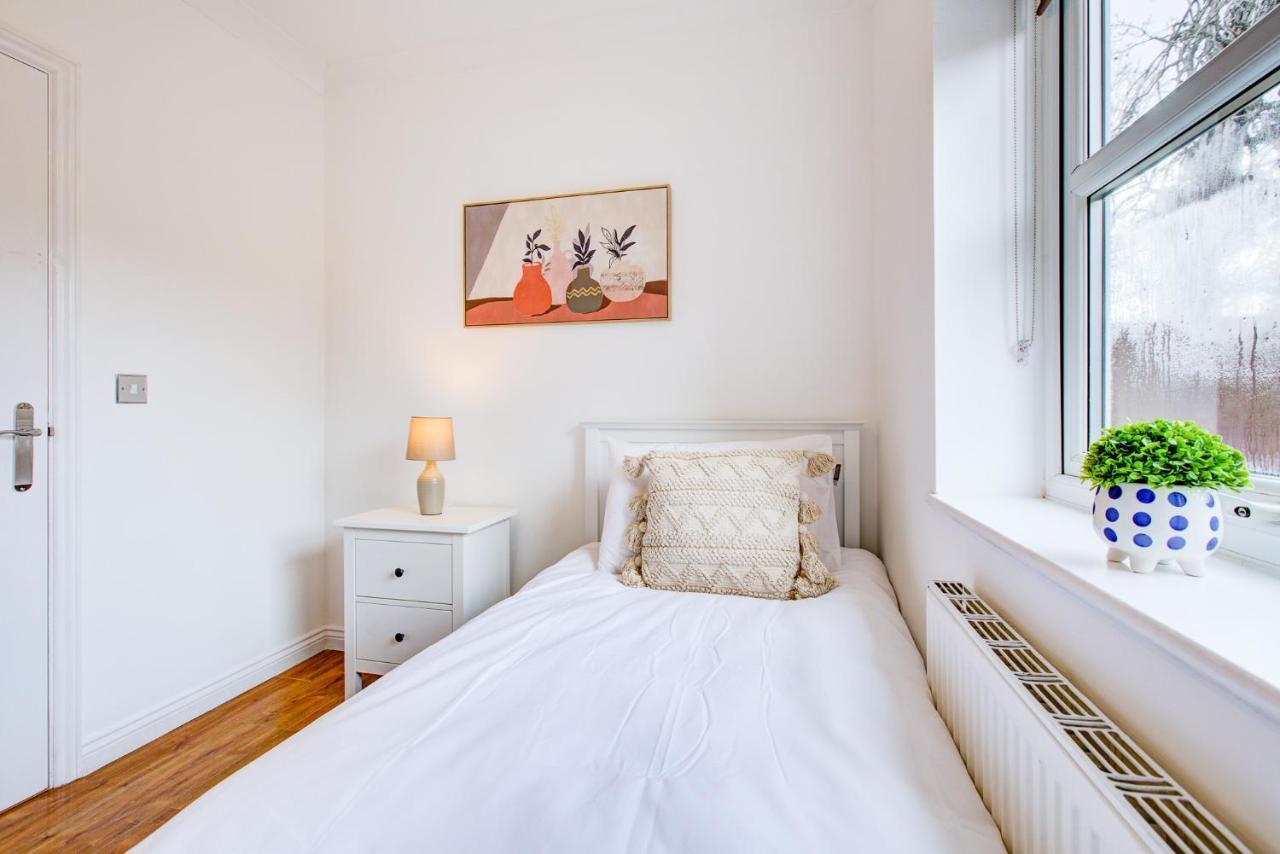 Stylish Two Bedroom Apartment With Free Parking! Ромфорд Екстер'єр фото